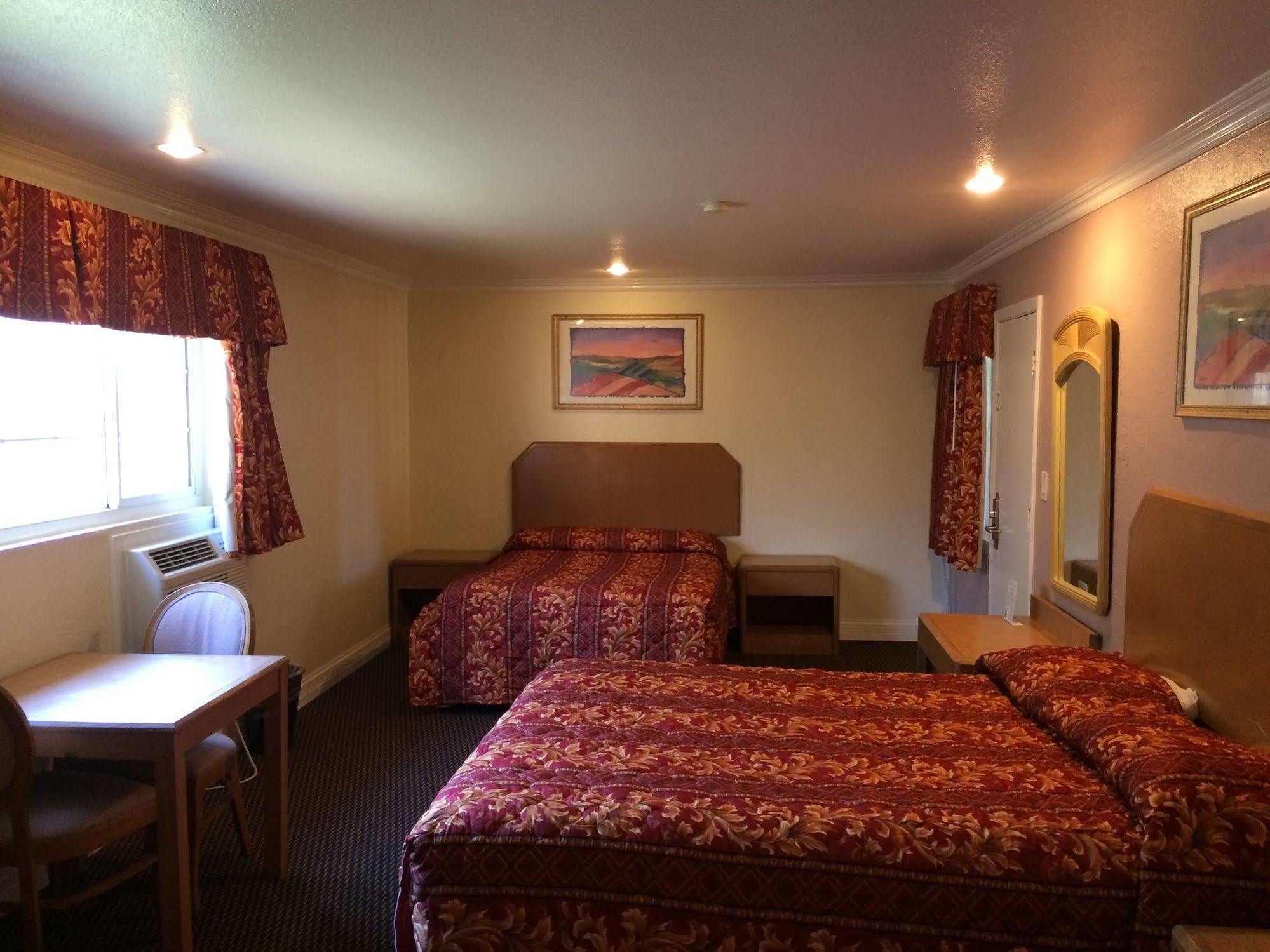 Town And Country Inn Santa Maria  Eksteriør billede