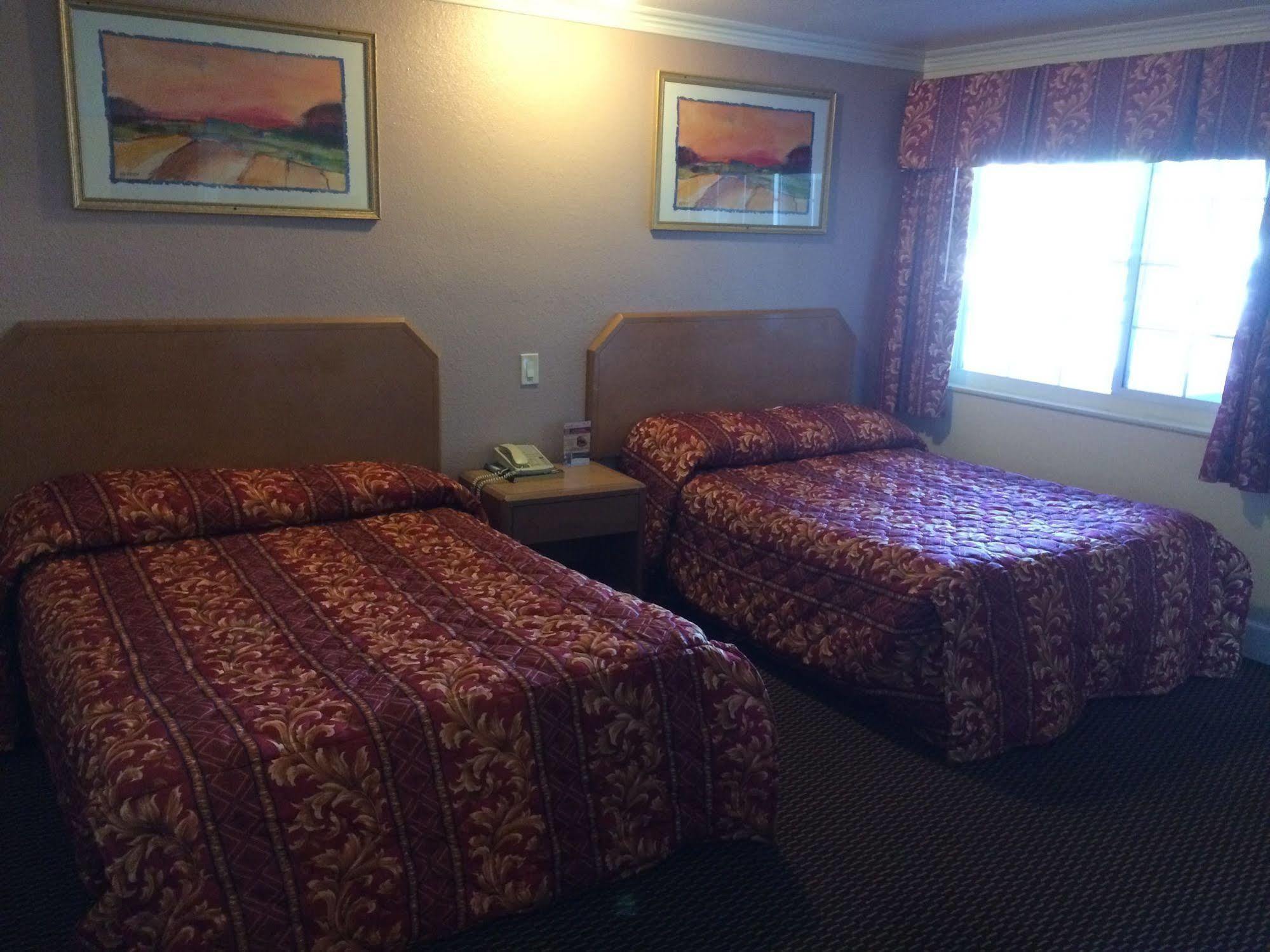 Town And Country Inn Santa Maria  Eksteriør billede