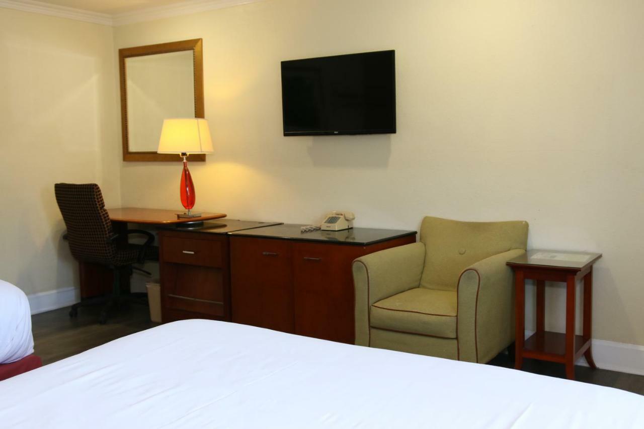 Town And Country Inn Santa Maria  Eksteriør billede